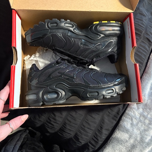 Youth Black Air max Plus Sneakers - Picture 2 of 9
